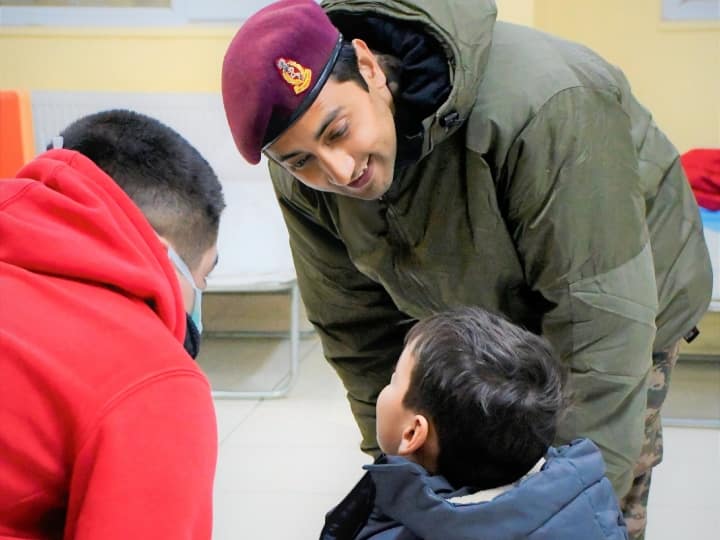 तुर्किए में भारत का 'ऑपरेशन दोस्त' केयर, करूणा और इंसानियत की मिसाल कायम कर रहा है. मुश्किल दौर में वहां मदद मिलने से जिंदगी मुस्कुरा रही है. भारतीय राहत और बचाव दल के टीम से शायद ये बच्चा जैसे यही कह रहा हो, शुक्रिया अंकल. (फोटो -@adgpi)