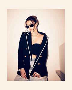 Kriti Sanon : કૃતિ સેનને ઈન્સ્ટાગ્રામ પર શેર કરી ગ્લેમરસ તસવીરો, જુઓ કાતિલ અંદાજ