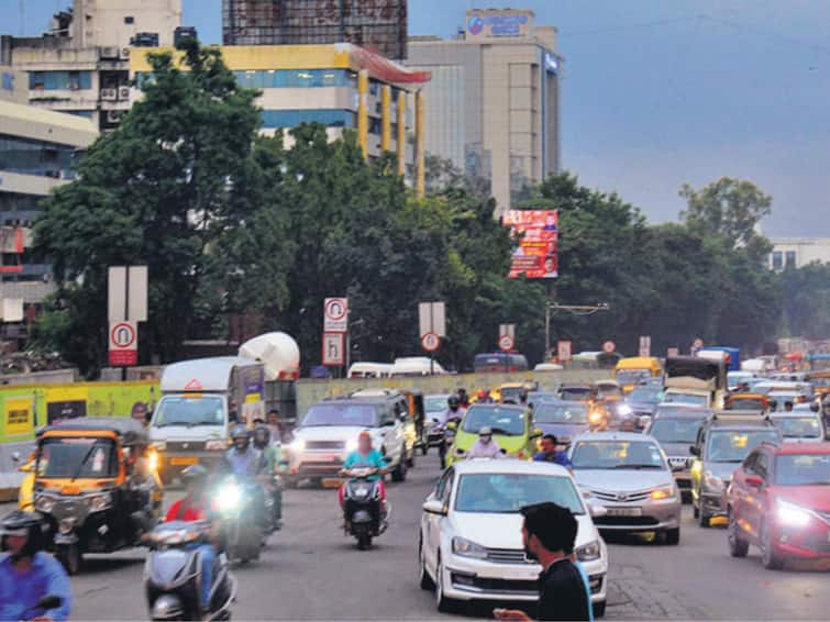 pune  traffic change due metro work at university chowk signal free pune Pune Traffic  : पुण्यातील विद्यापीठ चौक होणार 'सिग्नल फ्री'; वाहतूक कोंडी टाळण्यासाठी 'हे' असतील पर्यायी मार्ग