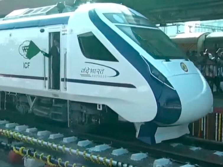 vande bharat express mumbai shirdi and mumbai solapur vande bharat express know ticket fares schedule  मुंबई- शिर्डी आणि मुंबई-सोलापूर प्रवास होणार सुपरफास्ट, जाणून घ्या वंदे भारत एक्स्प्रेसचे तिकीट, वेळापत्रक आणि थांबे  