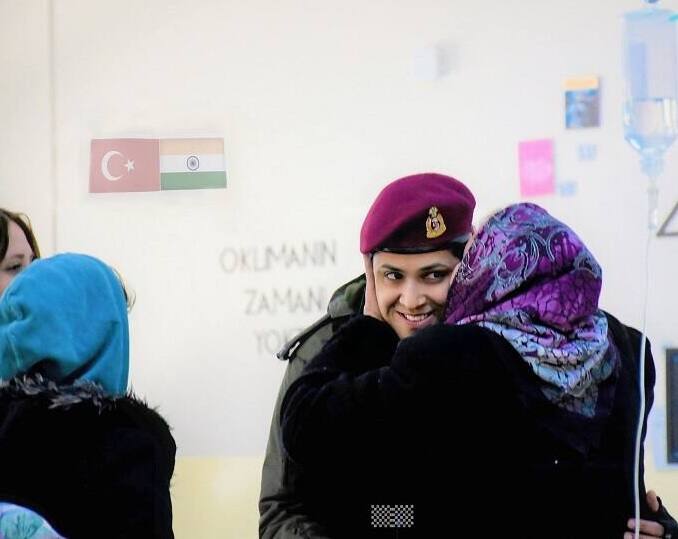 Turkey : Picture of Indian Woman Officer from Turkey goes Viral Turkey :  તુર્કી ગયેલી ભારતની 'દિકરી'એ મહેકાવી માનવતા, દુનિયાભરમાં થઈ વાયરલ તસવીર