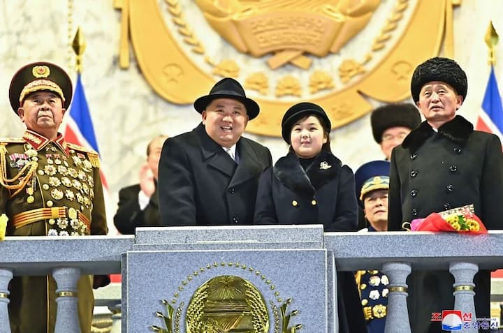 Kim Jong Un Daughter Appears At Military Parade Sparks Succession Talk Kim Jong Un : महिनाभर गायब असलेला उत्तर कोरियाचा हुकूमशाह अखेर समोर, नऊ वर्षांची मुलगी बनणार उत्तराधिकारी?