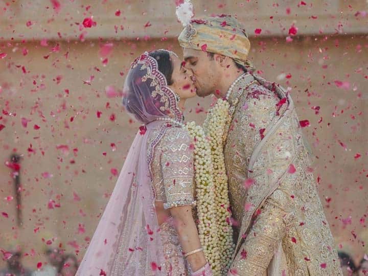 Kiara Advanis Grand Entry at Her Royal Wedding with Hubby Sidharth Malhotra Instagram Video Sidharth Kiara Wedding: सिद्धार्थ को दूल्हा बना देख कियारा का ऐसा था रिएक्शन, शेयर की पहली वीडियो