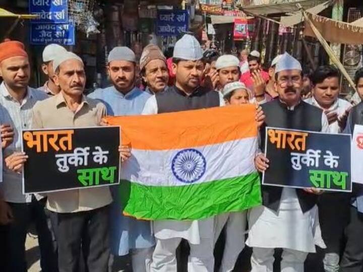 Prayagraj worshipers prayed for the earthquake victims of Turkey and Syria outside the mosques Turkey Syria Earthquake: प्रयागराज में तुर्किए-सीरिया के भूकंप पीड़ितों के लिये मांगी गई दुआएं, मस्जिद के बाहर जुटे नमाजी