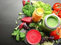 डोळे निरोगी ठेवण्यासाठी 'या' 5 आरोग्यदायी ज्यूसची सवय लावा; मिळतील अनेक फायदे