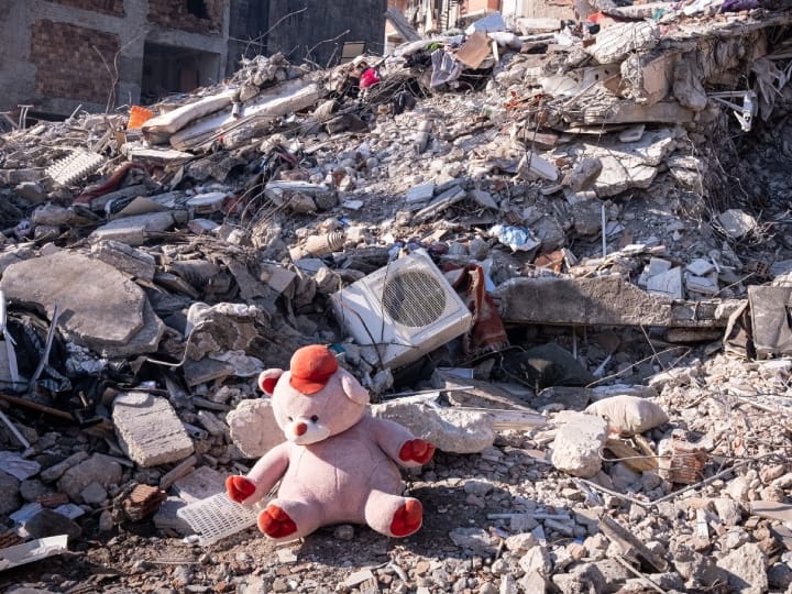 तुर्किए और सीरिया में भूकंप के दौरान तुर्किए की नेशनल मेडिकल रेस्क्यू टीम ने 33 साल के एक व्यक्ति को मलबे से बाहर निकाला, जो करीब 102 घंटे तक 7 मंजिला इमारत के मलबे में दबा हुआ था. उसको निकालने में 12 घंटे का समय लगा.