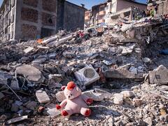 तुर्किए-सीरिया में भूकंप से अब तक 23000 से अधिक लोगों की गई जान, 108 घंटे बाद मलबे से निकाले गए मां और उसके 3 बच्चे | 10 बड़ी बातें