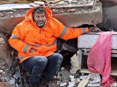 तुर्किए भूकंप: मलबे के नीचे पड़ी थी दुलारी बेटी की लाश...पिता हाथ पकड़कर बैठा रहा, दुनिया को रुला रही तुर्किए आपदा की ये तस्वीर