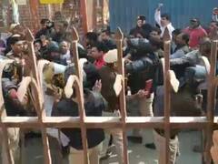 In Pics: दिल्ली के महरौली में मकानों पर चला DDA का बुलडोजर, घर बचाने के लिए JCB के आगे खड़े हुए लोग