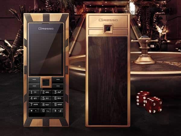 Gresso Luxor Las Vegas Jackpot : ग्रेसो लक्सर लास वेगास जैकपॉट की कीमत $ 1 मिलियन है. भारतीय करेंसी के हिसाब से इसकी कीमत 82471500 रुपये है. फोन को स्विस कंपनी ग्रेसो ने 2010 में लॉन्च किया था. इस फोन को भी महंगी धातु से तैयार किया गया है. फोन में आगे की साइड 45.5 कैरेट के काले हीरे और पीछे की साइड 200 साल पुराने अफ्रीकी ब्लैकवुड का इस्तेमाल किया था. फोन के की-पैड को मैन्युअल रूप से पॉलिश लेजर-नक़्क़ाशीदार नीलम का इस्तेमाल करके बनाया गया है, जिसका वजन 32K है. बाकी डिवाइस सोने से बना हुआ है. इस फोन के भी सिर्फ तीन पीस ही बनाए गए थे.