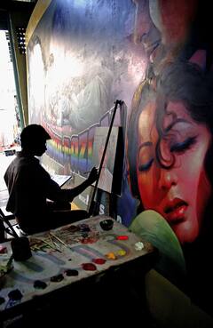 Bombay Talkies: जब बॉलीवुड फिल्मों के पोस्टर्स से गुलजार होती थीं मुंबई की सड़कें, मिनटों में हाउसफुल हो जाते थे थिएटर्स, देखें तस्वीरें