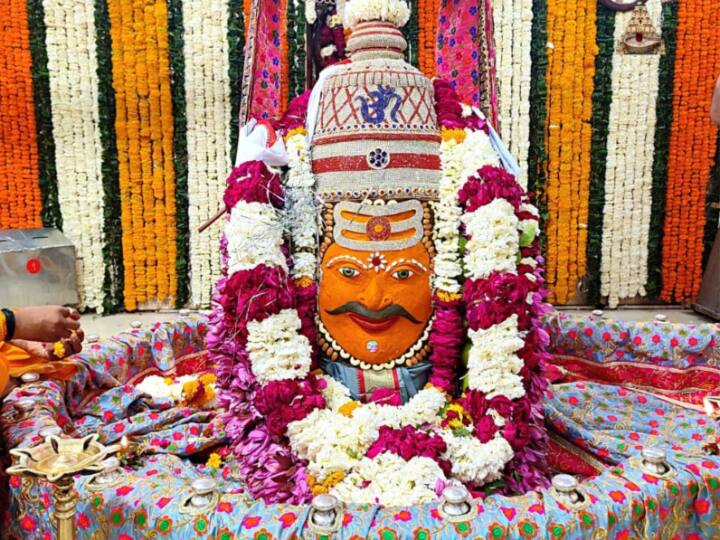Mahashivratri 2023 Lord Mahakal's makeup done with sandalwood on Shivratri ANN Mahashivratri 2023: महाकाल का चंदन से किया गया आकर्षक श्रृंगार, इस रूप के दर्शन का भी विशेष महत्व