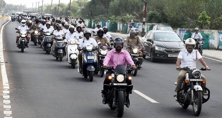 Thanjavur district collector rode a bike wearing a helmet to create awareness to follow road rules TNN சாலை விதிமுறைகளை பின்பற்ற விழிப்புணர்வு - ஹெல்மெட் அணிந்து பைக் ஓட்டிய தஞ்சை கலெக்டர்