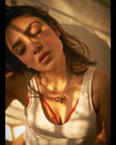 Sobhita Dhulipala: సూర్య కాంతిలో శోభిత సోకుల విందు