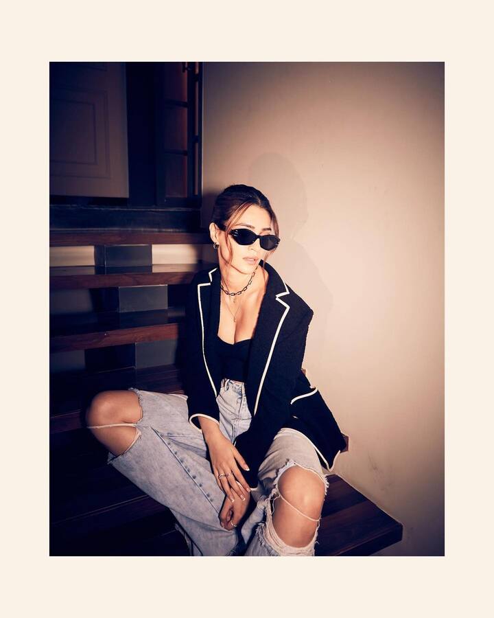 બોલિવૂડ એક્ટ્રેસ કૃતિ સેનન આ દિવસોમાં પોતાની ફિલ્મ શહેજાદાના પ્રમોશનમાં વ્યસ્ત છે. અભિનેત્રીએ પોતાના ઈન્સ્ટાગ્રામ પર ખૂબ જ શાનદાર તસવીરો શેર કરી છે.