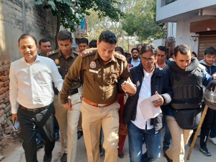 AAP MLA Somnath Bharti and Naresh Yadav Detained By Delhi Police for Stop Demolition Drive In Mehrauli Delhi: महरौली में डिमोलिशन रोकने पहुंचे AAP विधायक सोमनाथ भारती और नरेश यादव, पुलिस ने हिरासत में लिया