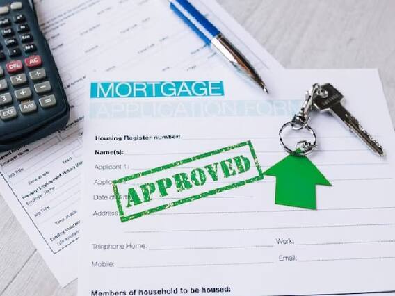 Pre-Approved Loan Tips: જ્યારે બેંકો ગ્રાહકનો જાતે સંપર્ક કરીને લોન ઓફર કરે છે, ત્યારે આવી લોનને પૂર્વ-મંજૂર લોન કહેવામાં આવે છે. તમે પણ આવી લોન ઑફર ઘણી વખત જોઈ હશે. (PC: Freepik)