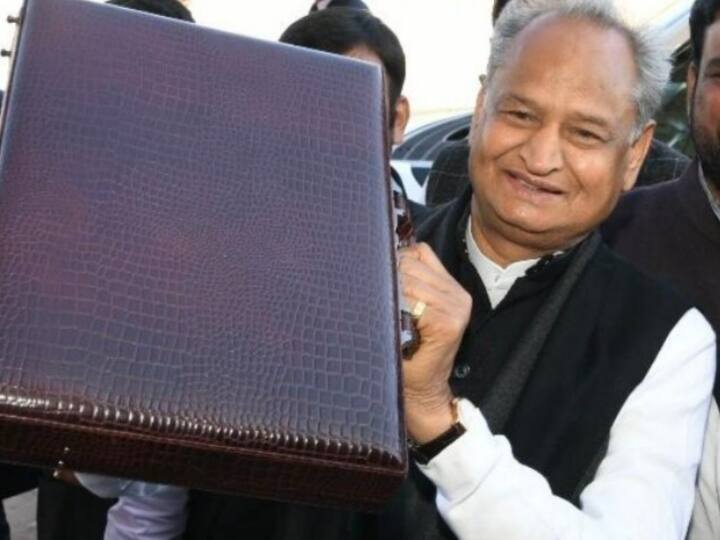 राजस्थान के मुख्यमंत्री अशोक गहलोत बतौर वित्त मंत्री मौजूदा कार्यकाल का पांचवा और अंतिम बजट पेश किया है. इस दौरान उन्होंने कई ऐलान किए. राजस्थान सरकार के इस बजट में चिरंजीवी हेल्थ इंश्योरेंस स्कीम की लिमिट भी बढ़ा दी है.