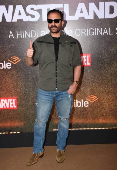 ਕਾਲੀ ਸਨਗਲਾਸ ਪਹਿਨ ਕੇ ਸੈਫ ਅਲੀ ਖਾਨ ਨੇ ਮੀਡੀਆ ਨੂੰ ਕਈ ਪੋਜ਼ ਦਿੱਤੇ ਅਤੇ ਆਪਣੇ ਲੁੱਕ ਨੂੰ ਵੀ ਖੂਬ ਫਲਾਟ ਕੀਤਾ।