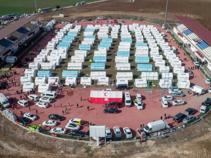 तुर्किए के इस्केंडरन इलाके में बचावकर्मियों ने मलबे के नीचे 101 घंटे बिताने के बाद शुक्रवार (10 फरवरी) को छह लोगों को एक साथ बाहर निकाला. मलबे में दबे सारे लोग एक ही परिवार के सदस्य थे. इसमें मां, बेटी, पिता और भाई शामिल थे.