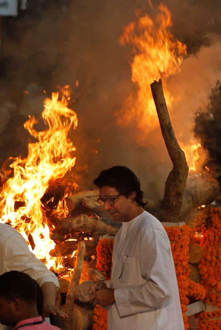 उद्धव ठाकरे के अलावा उनके भतीजे राज ठाकरे भी वहां मौजूद थे. वह अपने आंसू रोक नहीं पा रहे थे.