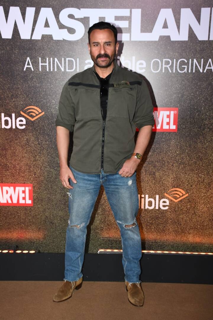 52 साल की उम्र में भी सैफ अली खान अच्छे से जानते हैं कि फैशन वर्ल्ड में कैसे हॉटनेस का लेवल बढ़ाए रखना है. आज भी कई नौजवान लड़कियां बेबो के हबी के प्यार में पागल नजर आती हैं.