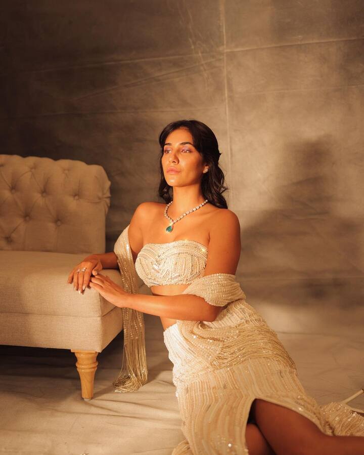 બોલીવૂડ અભિનેત્રી રાધિકા શેઠ ફરી એક વખત પોતાની ઈનસ્ટાગ્રામ તસવીરોને લઈ ચર્ચામાં છે. રાધિકાએ વ્હાઈટ કલરના ડ્રેસમાં ખૂબ જ શાનદાર તસવીરો શેર કરી છે.