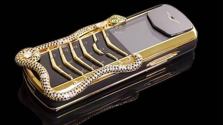 Vertu Signature Cobra : वर्टू सिग्नेचर कोबरा की कीमत $360,000 है. भारतीय करेंसी के हिसाब से इसकी कीमत 2,96,75,916 रुपये है. इस फोन को 2018 के आसपास लॉन्च किया गया था. इस फोन को फ्रेंच ज्वैलरी कंपनी बाउचरॉन ने डिजाइन किया था. इसके बाद 8 पीस बनाए गए थे.