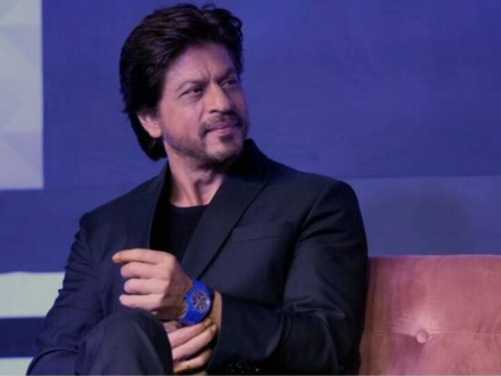 bollywood shah rukh khan blue wrist watch cost is more than four crore   Shah Rukh Khan : शाहरूख खानच्या हातात कोट्यवधींचं घड्याळ, किंमत ऐकून व्हाल थक्क  
