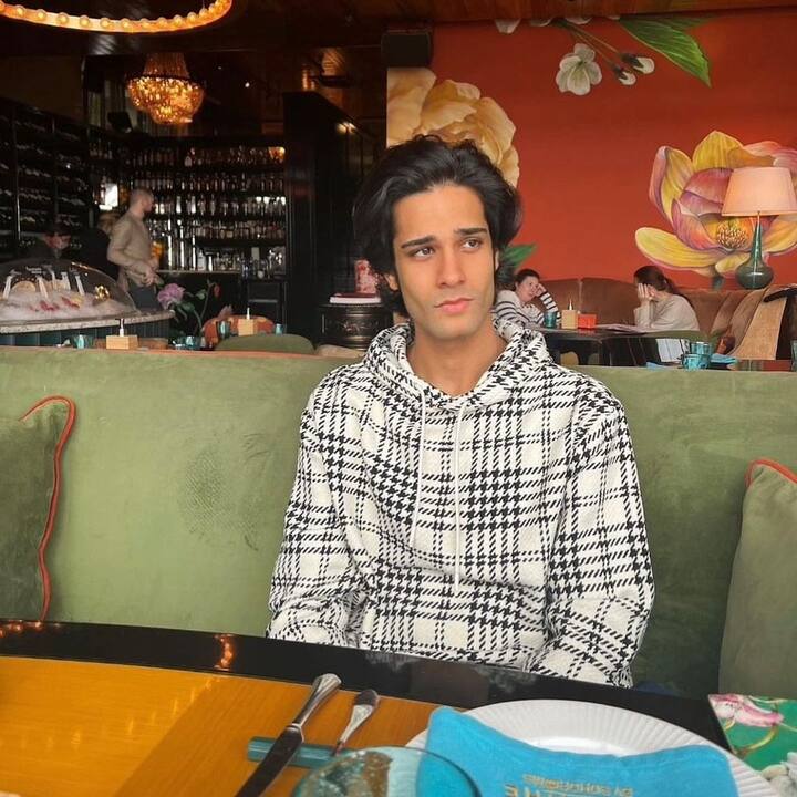 अमन देवगन के सोशल मीडिया पर कई फैन पेज हैं, जहां पर उनकी फोटोज अक्सर शेयर की जाती हैं.