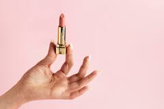 ऑनलाइन परचेज कर रही हैं लिपस्टिक तो इन बातों का हमेशा रखें ध्यान, नहीं तो पैसा हो जाएगा वेस्ट