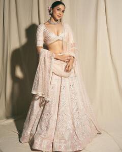 Sharvari Wagh Photos: बेबी पिंक लहंगे में शरवरी वाघ की ग्लैमरस अदाएं, एक्ट्रेस के लुक्स से आप ले सकती हैं इंस्पिरेशन