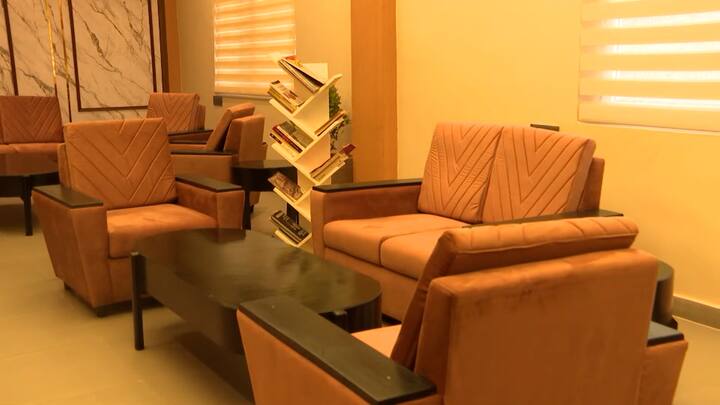 শিয়ালদা স্টেশনের হট্টগোলের মাঝে একটু নির্জনতা, সফর শুরু আগে কিছুটা আরাম।