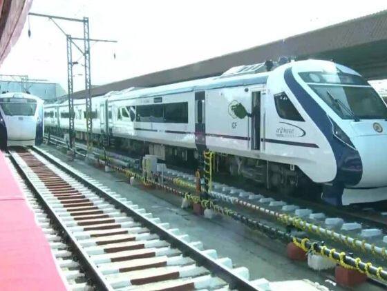 Vande Bharat Express: ਪ੍ਰਧਾਨ ਮੰਤਰੀ ਨਰਿੰਦਰ ਮੋਦੀ ਨੇ ਦੇਸ਼ ਨੂੰ ਦੋ ਵੰਦੇ ਭਾਰਤ ਟਰੇਨਾਂ ਦਾ ਤੋਹਫਾ ਦਿੱਤਾ ਹੈ। ਮੁੰਬਈ ਤੋਂ ਸਾਈਨਗਰ ਸ਼ਿਰਡੀ ਤੱਕ ਦਾ 343 ਕਿਲੋਮੀਟਰ ਦਾ ਸਫਰ ਹੁਣ ਸਿਰਫ 5 ਘੰਟੇ 20 ਮਿੰਟ 'ਚ ਪੂਰਾ ਹੋਵੇਗਾ।