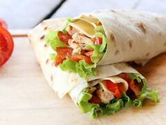 Chicken Salad Wrap Recipe: इफ्तार की पार्टी का कर रहे हैं प्लान, तो घर पर बनाएं 'चिकन सलाद रैप'