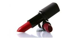 ऑनलाइन परचेज कर रही हैं लिपस्टिक तो इन बातों का हमेशा रखें ध्यान, नहीं तो पैसा हो जाएगा वेस्ट