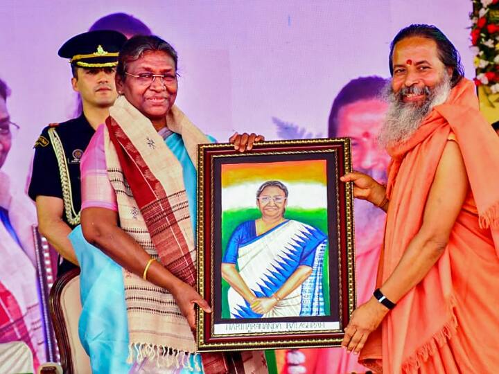 राष्ट्रपति ने कहा कि सामाजिक असमानता पैदा करने वाला हर लैंगिक भेदभाव ध्वस्त हो गया है. महिलाओं ने जीवन के हर क्षेत्र में उत्कृष्ट प्रदर्शन किया है, चाहे वह राजनीति हो, रक्षा, अंतरिक्ष विज्ञान, प्रौद्योगिकी, खेल, साहित्य, संगीत या कला हो. संसद के इतिहास में पहली बार 100 से ज्यादा महिला सांसद हैं.