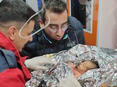 तुर्किए भूकंप: 5वें दिन मलबे से बचाया 10 दिन का बच्चा, बचावकर्मी बोले- 'इंशाअल्लाह...', वायरल हुई तस्वीर