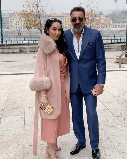 जानकारी के लिए आपको बता दें कि संजय दत्त की यह तीसरी शादी है और इस शादी से उनको दो जुड़वा बच्चे भी हो चुके हैं. एक्टिव की पहली शादी ऋचा शर्मा से हुई थी जो कि 1996 में ब्रेन ट्यूमर की वजह से इस दुनिया को छोड़ कर चली गई थी. (Photo- Instagram)