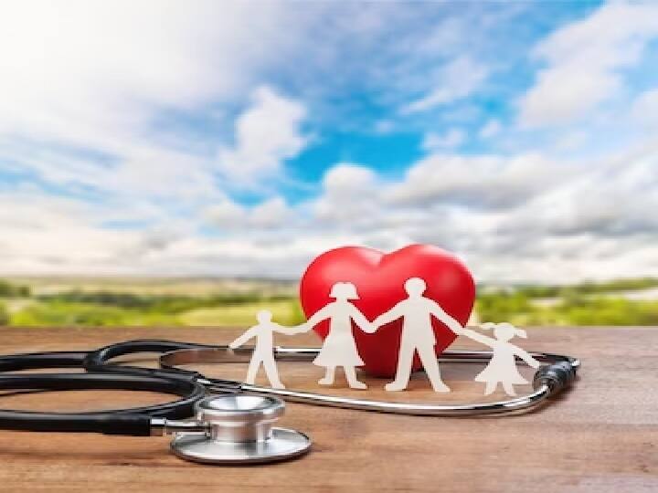 हम आपको सब लिमिट के बारे में बताने जा रहे हैं. जैसे आपकी पॉलिसी की बीमा राशि 5 लाख रुपये है. अगर पॉलिसी में सब लिमिट 50,000 रु है. लेकिन आपका खर्च बीमारी के इलाज पर 100000 रु हो गया है. ऐसे में बीमा कंपनी केवल 50,000 रुपये ही देगी. पॉलिसी में उसने पहले ही उस बीमारी के इलाज की सब लिमिट का उल्लेख किया है. भले ही आपकी पॉलिसी का सम-एश्योर्ड 5 लाख रुपये है, लेकिन सब लिमिट से आपको बाकी के बचे 50,000 रुपये अपनी जेब से ही देने होंगे.