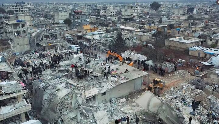 भूकंपामध्ये अनेक घरे आणि इमारती जमीनदोस्त झाल्या आहेत. अनेक भागात अन्नाचं संकटही निर्माण झालं आहे. अनेक लोकांचा ढिगाऱ्याखाली अडकून भूक आणि थंडीमुळे मृत्यू झाला आहे. त्यामुळे मदत आणि बचाव पथकांसमोर मोठं आव्हान आहे. दरम्यान, मदत आणि बचाव पथकांकडून युद्धपातळीवर बचावकार्य सुरु आहे.