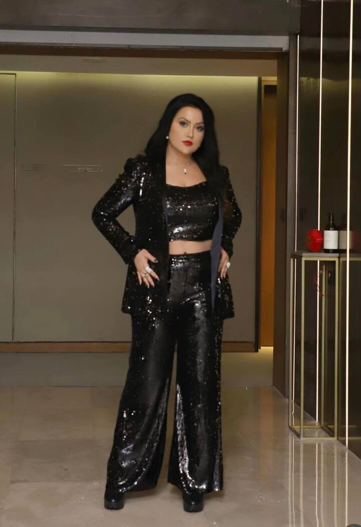 अमृता फडणवीस काफी स्टाइलिश होने के साथ-साथ बेहद टैलेंटेड हैं. अमृता सिंगिंग और बैंकिंग मैनेजमेंट के साथ-साथ मॉडलिंग फिल्ड में भी काफी एक्टिव हैं.