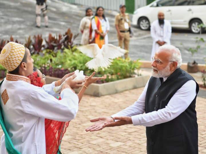 प्रधानमंत्री नरेंद्र मोदी की दाऊदी बोहरा समुदाय से मुलाकात की शानदार तस्वीरें सामने आई हैं. उन्होंने हाथ जोड़कर सभी लोगों से मुलाकात की और समुदाय की सरहाना की.