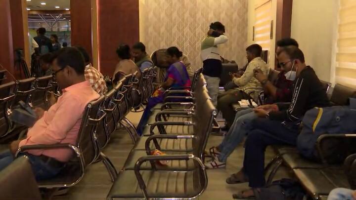 সামান্য কড়ি খরচ করলেই এবার থেকেই শিয়ালদা স্টেশনে ট্রেন ধরার মাঝের সময়ের বিরক্তি যাবে দূরে। সঙ্গী হবে ফুরফুরে সময় কাটানোর অবসর। (তথ্য-অরিত্রিক ভট্টাচার্য)