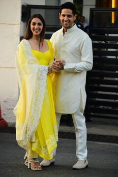 Sidharth Kiara Pics: शादी के बाद पहली बार मुंबई पहुंचे सिड-कियारा, एयरपोर्ट पर बांटी मीडिया को मिठाई, येलो सूट में सुंदर दिखीं एक्ट्रेस