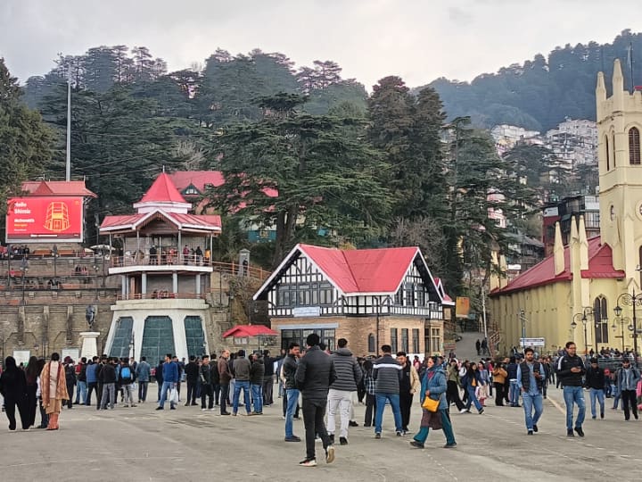 Himachal Pradesh Tourism Weekend Getaway to Shimla and Kufri tourists reaching in large numbers to enjoy snowfall ANN Himachal Tourism: वीकेंड पर पर्यटकों से गुलजार हुआ शिमला, बर्फबारी के दीदार के लिए कुफरी पहुंच रहे टूरिस्ट