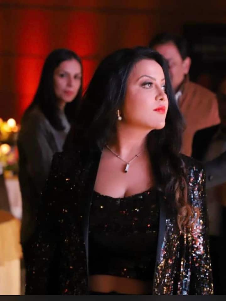 महाराष्ट्र के डिप्टी सीएम देवेंद्र फडणवीस की पत्नी अमृता फडणवीस काफी ग्लेमरस हैं और अपनी लुक और लाइफ स्टाइल की वजह से हमेशा सुर्खियों में छाई रहती है.