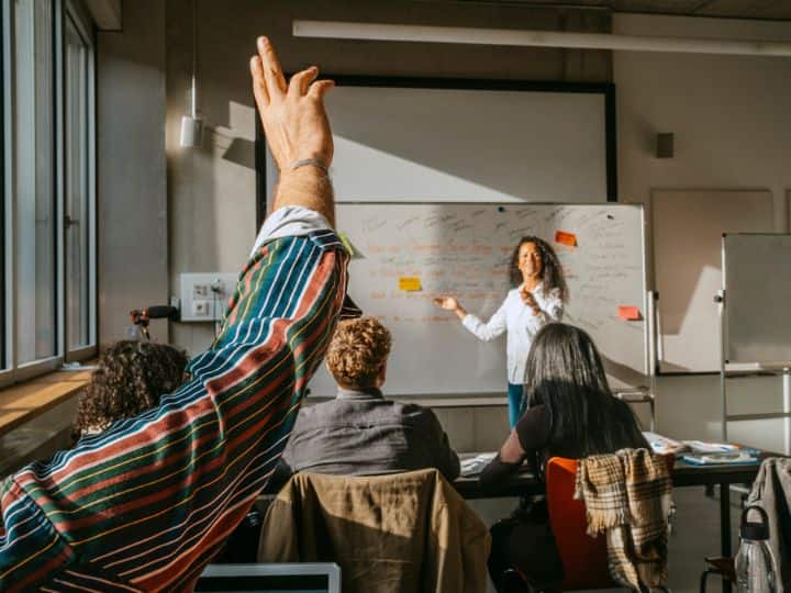 विदेश में पढ़ाई करने के लिए क्या करना पड़ता है? जानिए पूरा प्रोसेस How to study in abroad what is the process of taking admission there विदेश में पढ़ाई करने के लिए क्या करना पड़ता है? जानिए पूरा प्रोसेस