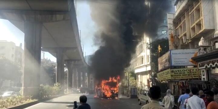 बस मध्ये 50 ते 60 प्रवासी प्रवास करत असताना चालत्या बस मध्ये ही मोठी आग लागली असल्याची प्राथमिक माहिती मिळत आहे