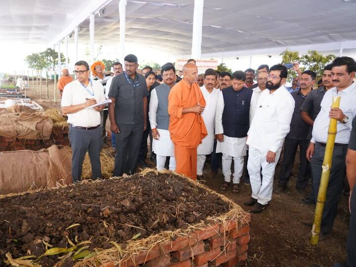 मुख्यमंत्री एकनाथ शिंदे यांनी कणेरी मठावर होत असलेल्या पंचमहाभूत लोकोत्सव तयारीचा आढावा घेतला. यावेळी श्री काडसिद्धेश्वर स्वामी यांनी जल,वायू,अग्नी,पृथ्वी,आकाश या पंचतत्त्वांची माहिती दिली.